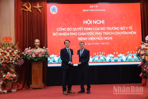 Thứ trưởng Y tế Trần Văn Thuấn trao quyết định bổ nhiệm Phó Giám đốc phụ trách chuyên môn Bệnh viện Hữu Nghị đối với Bác sĩ chuyên khoa II, Bác sĩ cao cấp hạng I Trần Đăng Khoa. 