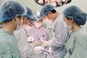 Bác sĩ Bệnh viện K phẫu thuật cho bệnh nhân. (Ảnh minh họa)