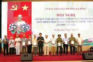 Học viện Quân y tặng quà cho các gia đình chính sách, người có công trên địa bàn phường Hà Đông, thành phố Hà Nội.