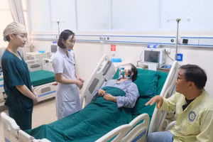 Bệnh nhân được chăm sóc y tế sau phẫu thuật. (Ảnh: BVCC)