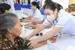 Tăng cường bảo vệ, chăm sóc và nâng cao sức khỏe nhân dân. (Ảnh: BÁO NHÂN DÂN)