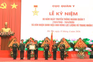 Đại tướng Phan Văn Giang, Ủy viên Bộ Chính trị, Phó Bí thư Quân ủy Trung ương, Phó Thủ tướng Chính phủ, Bộ trưởng Quốc phòng trao Danh hiệu Anh hùng Lực lượng vũ trang nhân dân tặng Cục Quân y.