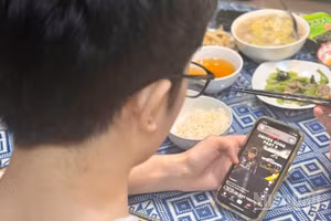 Tác hại rõ nhất của việc vừa ăn vừa dùng điện thoại là “ăn uống vô thức”, 