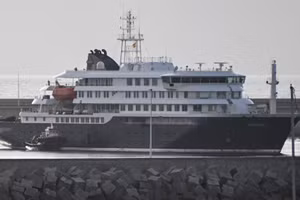 Tàu du lịch MV Hondius cập bến Tenerife, thuộc quần đảo Canary, Tây Ban Nha ngày 10/5/2026. (Ảnh: THX/TTXVN)