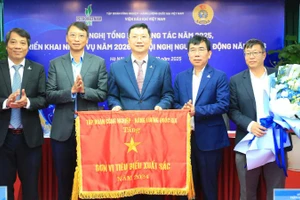 Lãnh đạo Petrovietnam trao Cờ thi đua đơn vị tiêu biểu xuất sắc tặng VPI. (Ảnh: MINH HÀ)