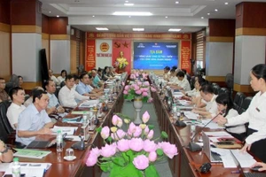 Lãnh đạo ngành thuế đối thoại với doanh nghiệp để tháo gỡ khó khăn, vướng mắc trong thực hiện chính sách thuế, góp phần cải thiện môi trường đầu tư, thúc đẩy phát triển sản xuất, kinh doanh. (Ảnh: QUANG AN)