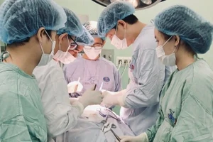 Các bác sĩ Bệnh viện K phẫu thuật loại bỏ khối u, giải phóng đường thở cho bệnh nhân. 