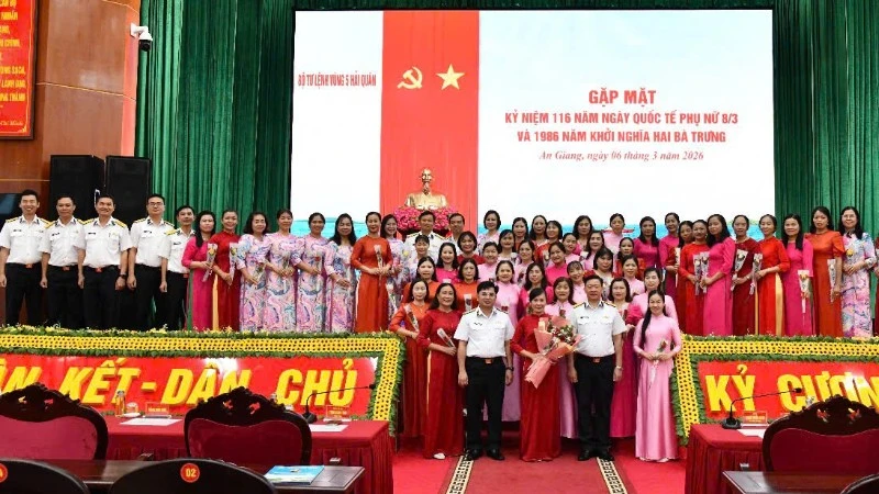 Chuẩn Đô đốc Trịnh Xuân Tùng và lãnh đạo, chỉ huy các cơ quan, đơn vị và đông đảo cán bộ, hội viên phụ nữ dự lễ kỷ niệm chụp ảnh kỷ niệm. (Ảnh do Vùng 5 Hải quân cung cấp)
