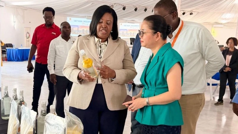 Thống đốc tỉnh Margarida Chongo giới thiệu với Đại sứ Trần Thị Thu Thìn về một số sản phẩm của địa phương. (Ảnh: Đại sứ quán Việt Nam tại Mozambique)