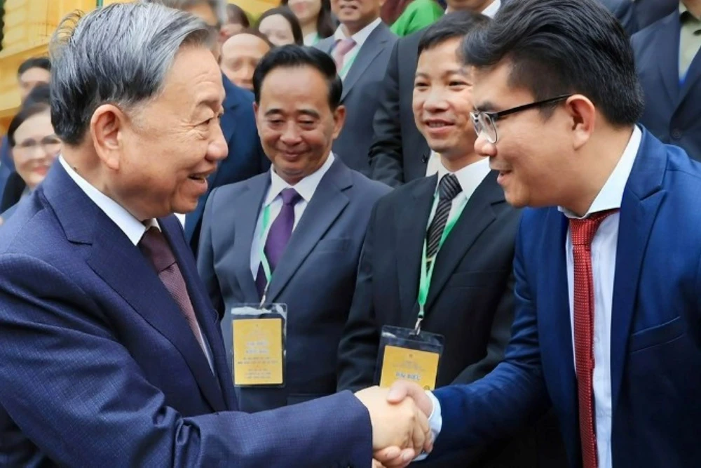 Tổng Bí thư, Chủ tịch nước Tô Lâm gặp gỡ đại diện đại biểu kiều bào tham Hội nghị người Việt Nam ở nước ngoài toàn thế giới lần thứ 4 tháng 8/2024 tại Hà Nội. (Ảnh: Ủy ban Nhà nước về người Việt Nam ở nước ngoài)