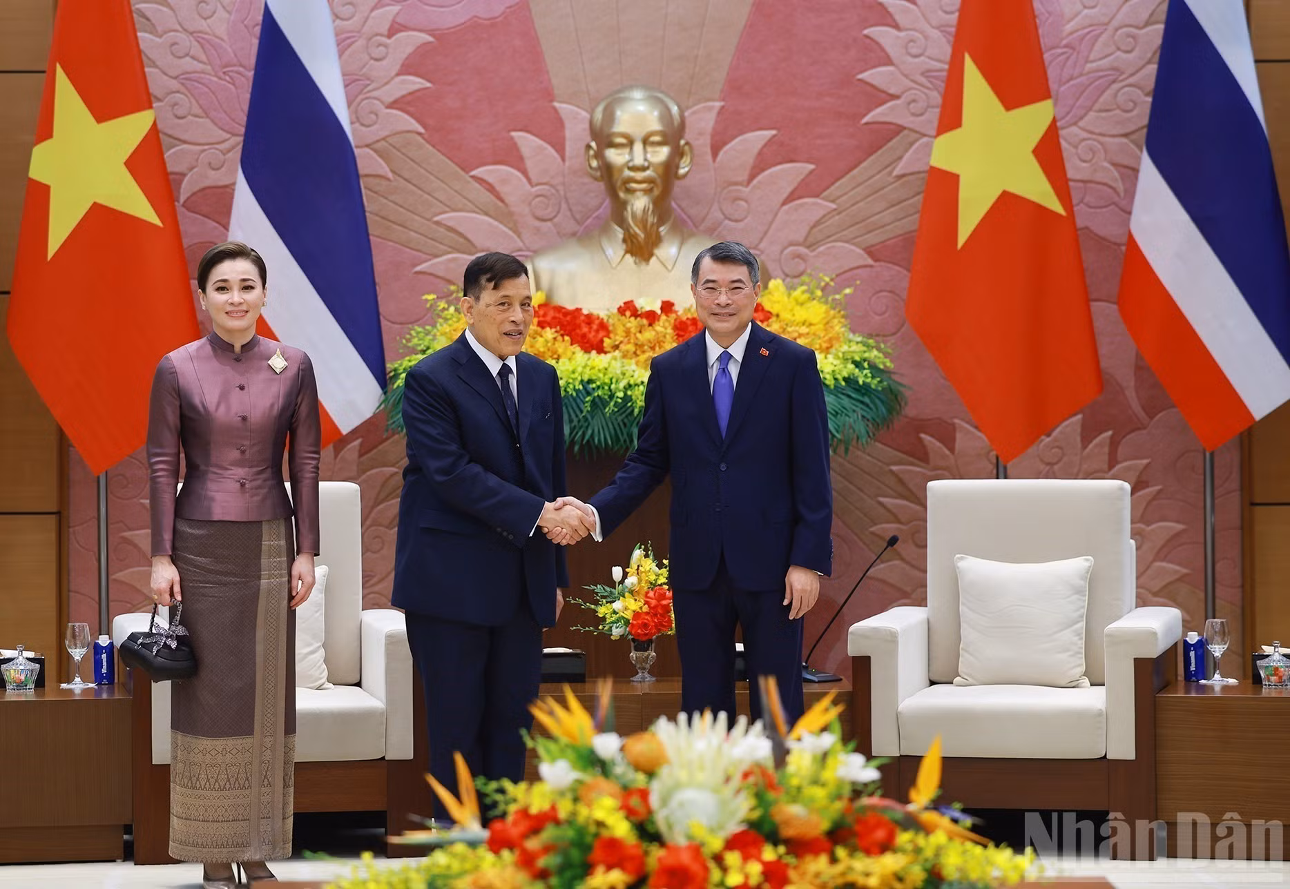 Thủ tướng Lê Minh Hưng đón Nhà vua Vương quốc Thái Lan Maha Vajiralongkorn Phra Vajiraklaochaoyuhua và Hoàng hậu. (Ảnh TRẦN HẢI)