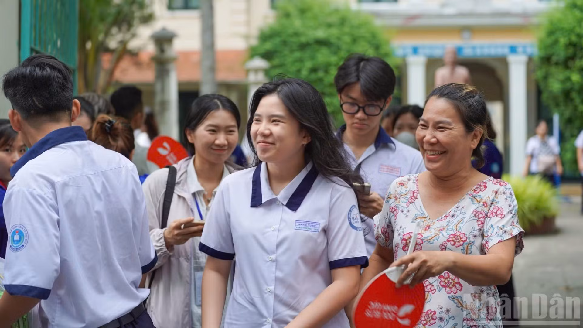 Thí sinh rạng rỡ hoàn thành bài thi môn Toán kỳ thi tốt nghiệp Trung học phổ thông 2026.