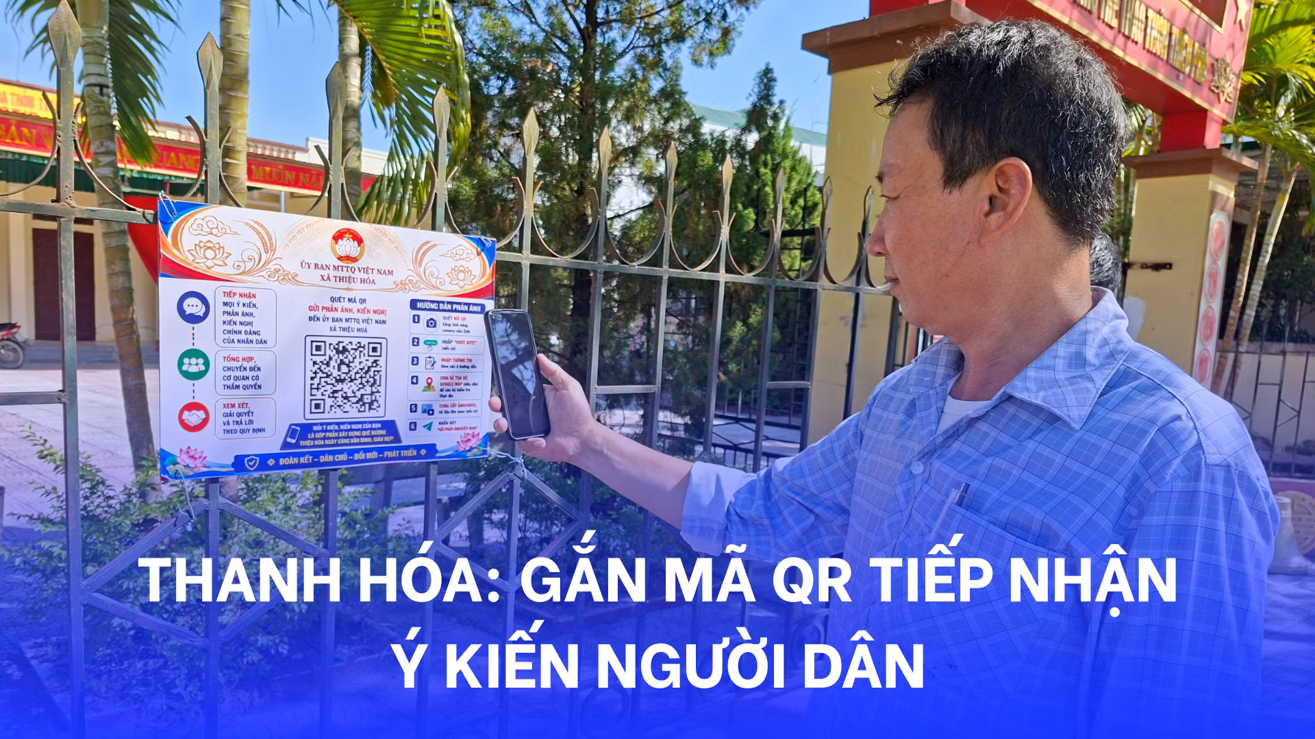 Người dân phường Hạc Thành, tỉnh Thanh Hóa đóng góp ý kiến qua quét mã QR. (Ảnh: BÙI THÁI BÌNH)