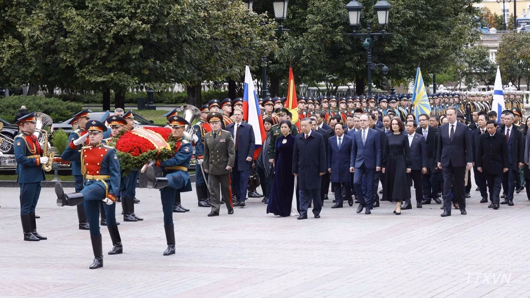 vna-potal-tong-bi-thu-chu-tich-nuoc-to-lam-dat-hoa-tai-dai-tuong-niem-chien-si-vo-danh-o-moskva.jpg