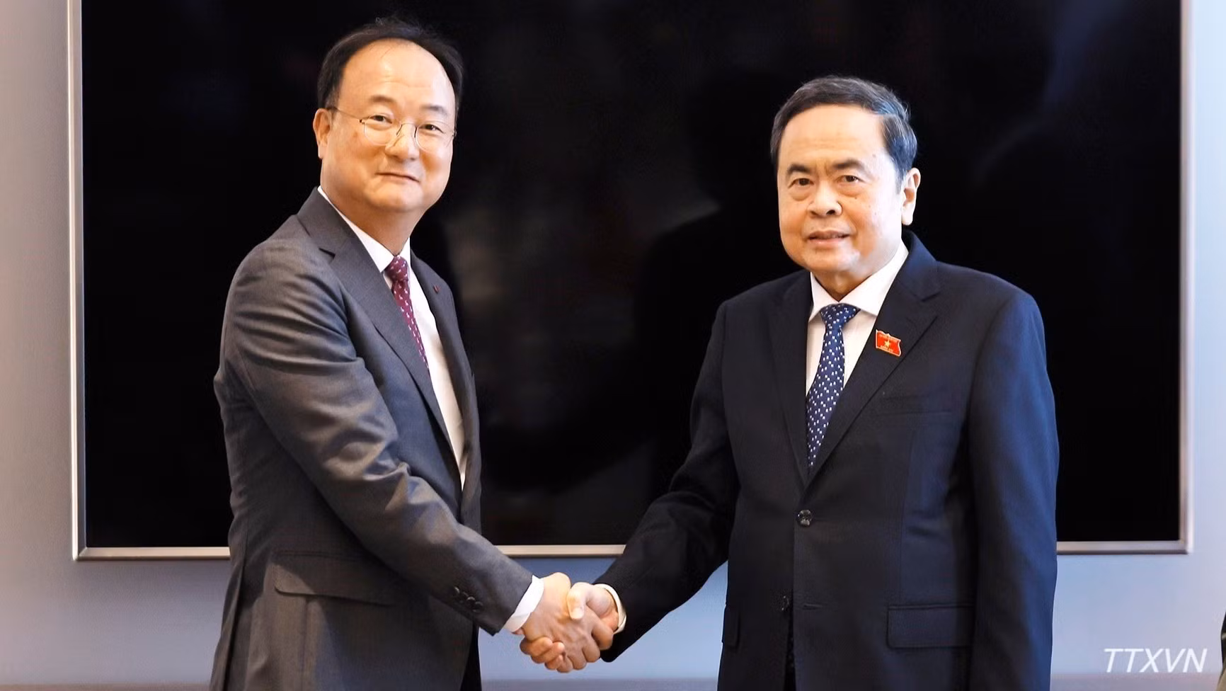 Chủ tịch Quốc hội Trần Thanh Mẫn tiếp ông Moon Hyuk-soo, Giám đốc điều hành LG Innotek, thuộc Tập đoàn LG. (Ảnh: Doãn Tấn/TTXVN)