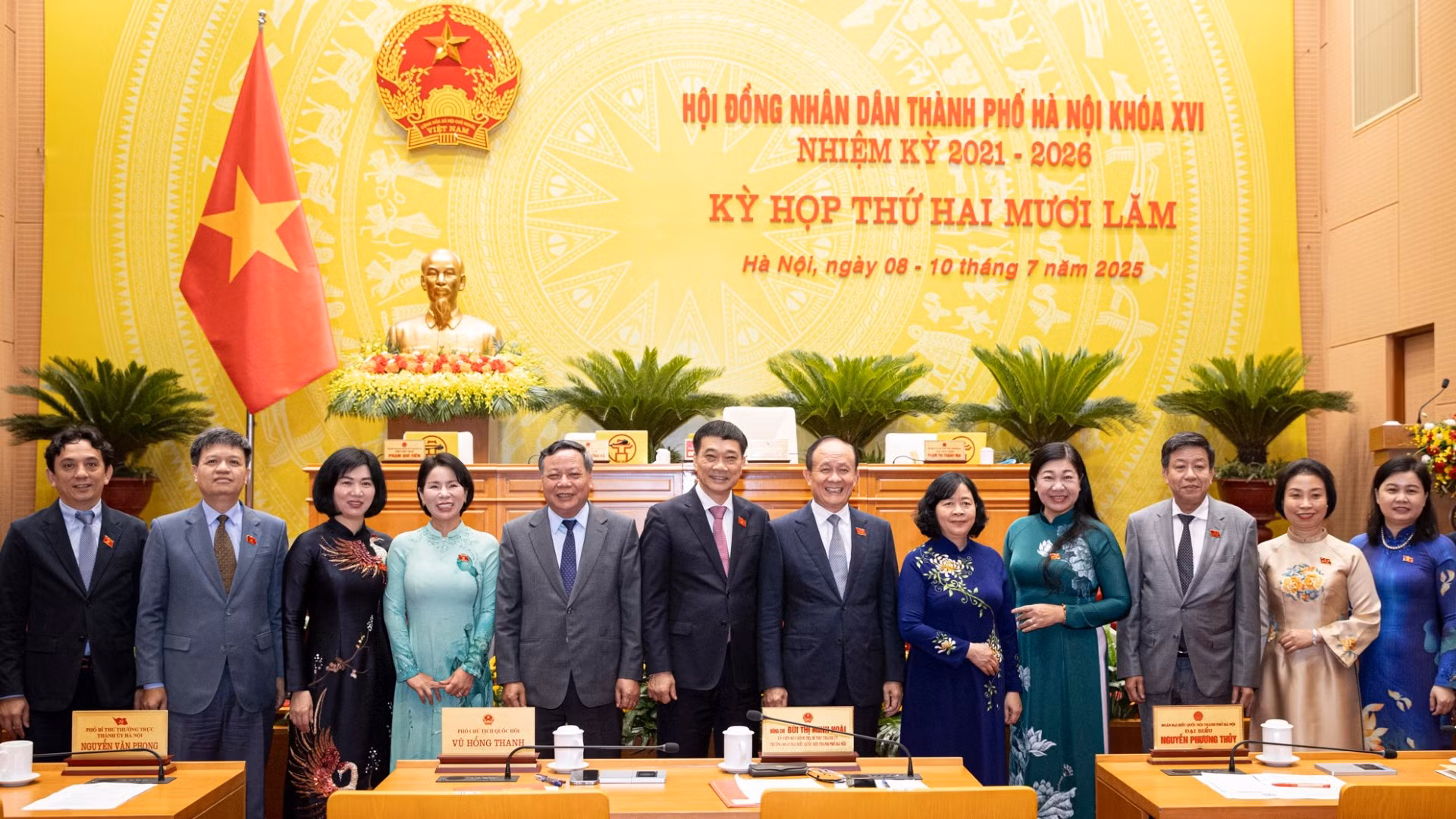 Bí thư Thành ủy Hà Nội Bùi Thị Minh Hoài, Phó Chủ tịch Quốc hội Vũ Hồng Thanh và các đại biểu tại phiên khai mạc kỳ họp.
