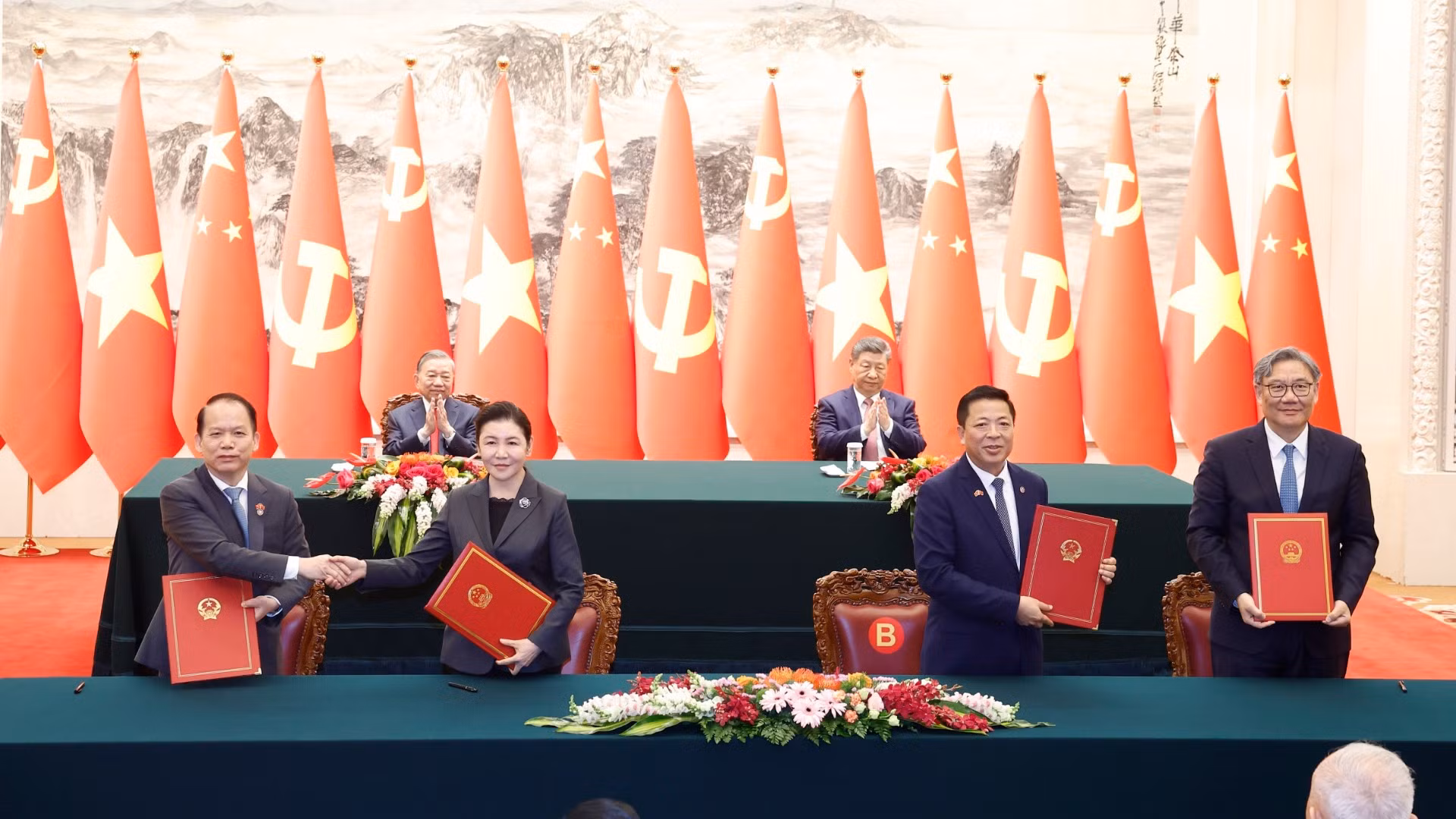 Lễ ký Bản ghi nhớ hợp tác giữa Bộ Tư pháp Việt Nam và Bộ Tư pháp Trung Quốc về tăng cường hợp tác trong lĩnh vực giải quyết tranh chấp dân sự, thương mại của cư dân biên giới và ký Giấy chứng nhận bàn giao hồ sơ kết quả dự án viện trợ Việt Nam lập báo cáo nghiên cứu khả thi tuyến đường sắt Lào Cai – Hà Nội - Hải Phòng giữa Bộ Xây dựng Việt Nam và Bộ Thương mại Trung Quốc. Ảnh: Thống Nhất – TTXVN