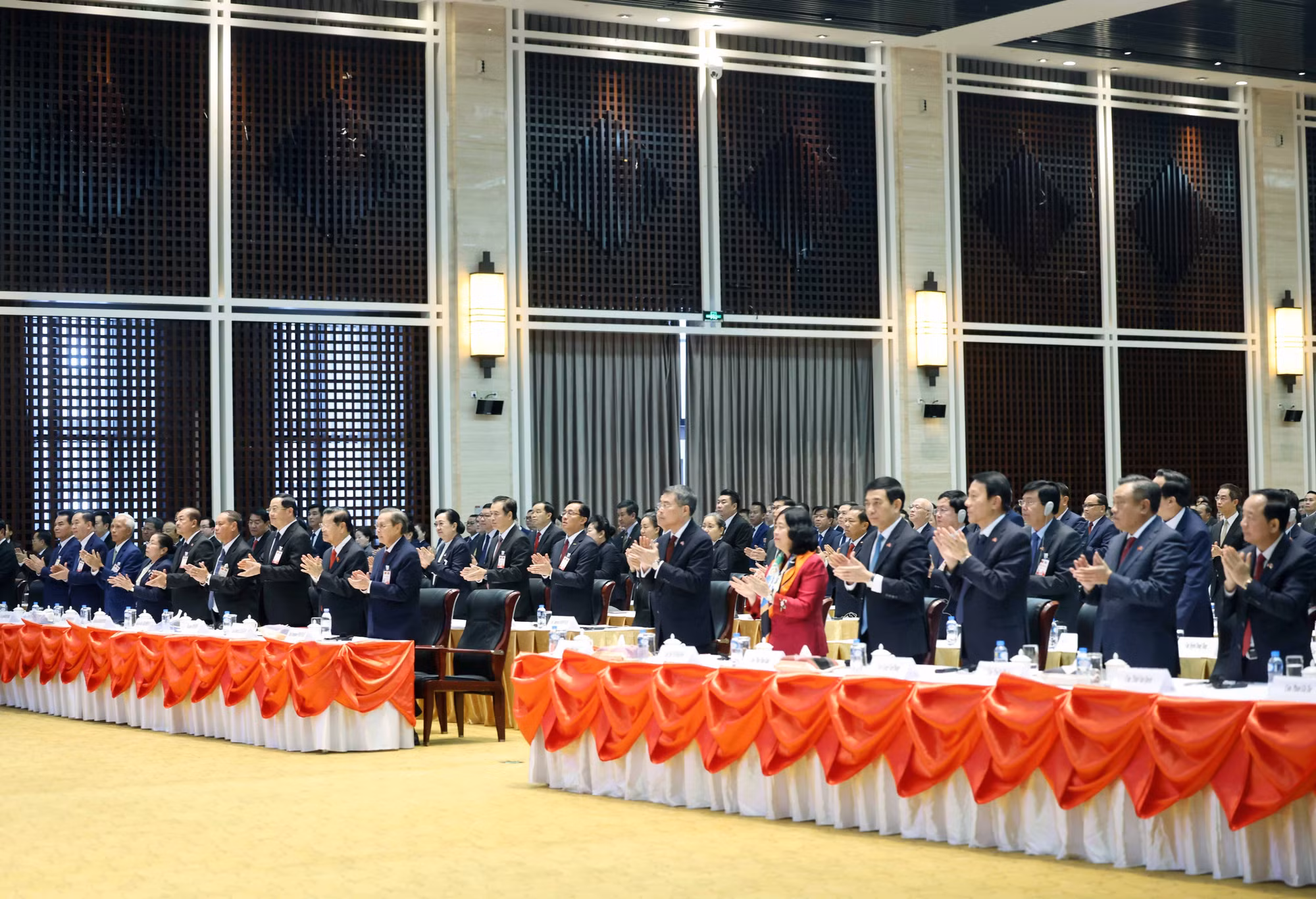 vna-potal-tong-bi-thu-to-lam-va-tong-bi-thu-chu-tich-nuoc-lao-chu-tri-hoi-nghi-thong-bao-ket-qua-dai-hoi-xiv-cua-dang-cong-san-viet-nam-8574672.jpg