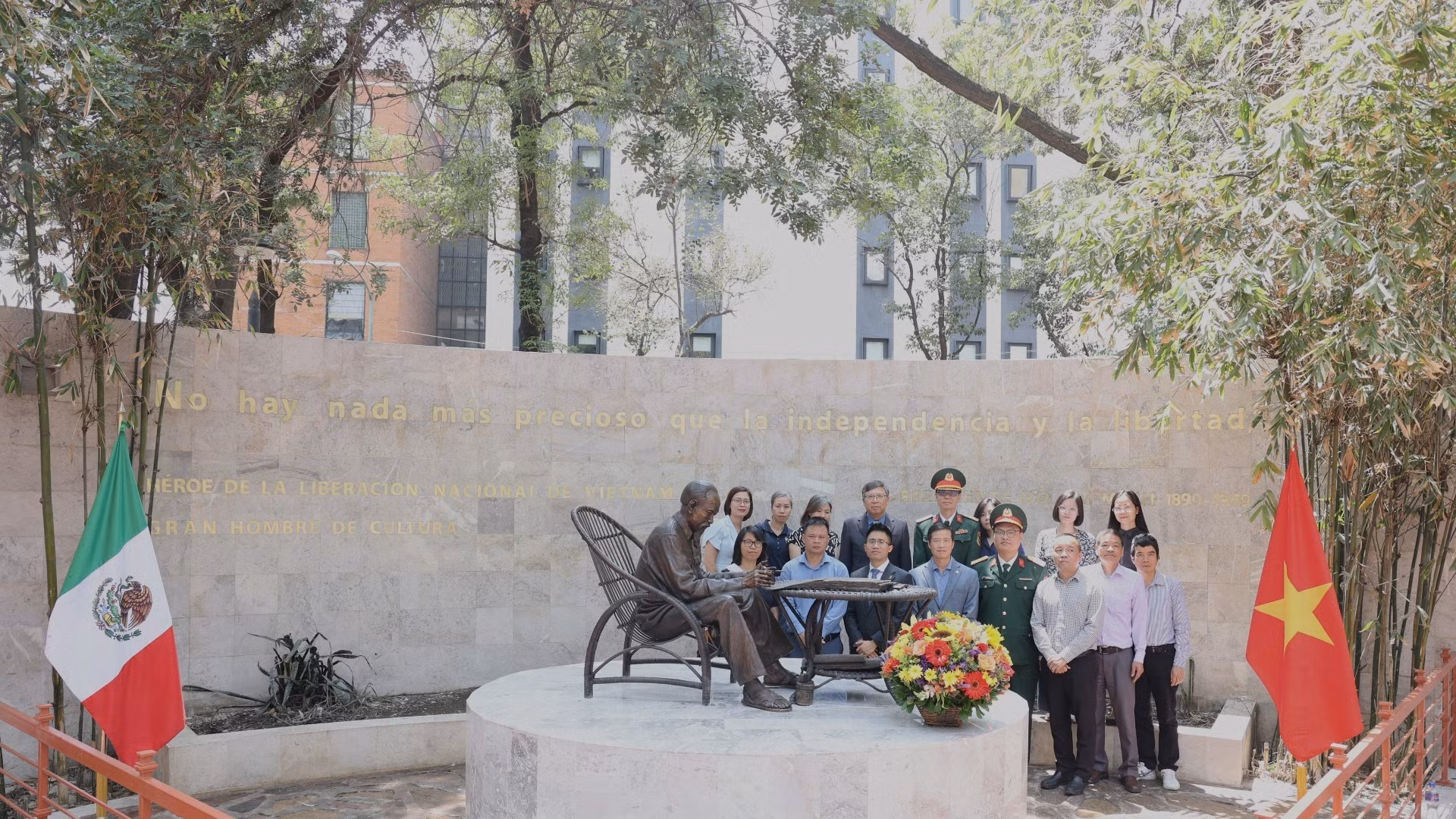 Đông đảo cán bộ Đại sứ quán Việt Nam tại Mexico và đại diện các cơ quan bên cạnh dâng hoa tại Tượng đài Chủ tịch Hồ Chí Minh tại thủ đô Mexico City. Ảnh: TTXVN 