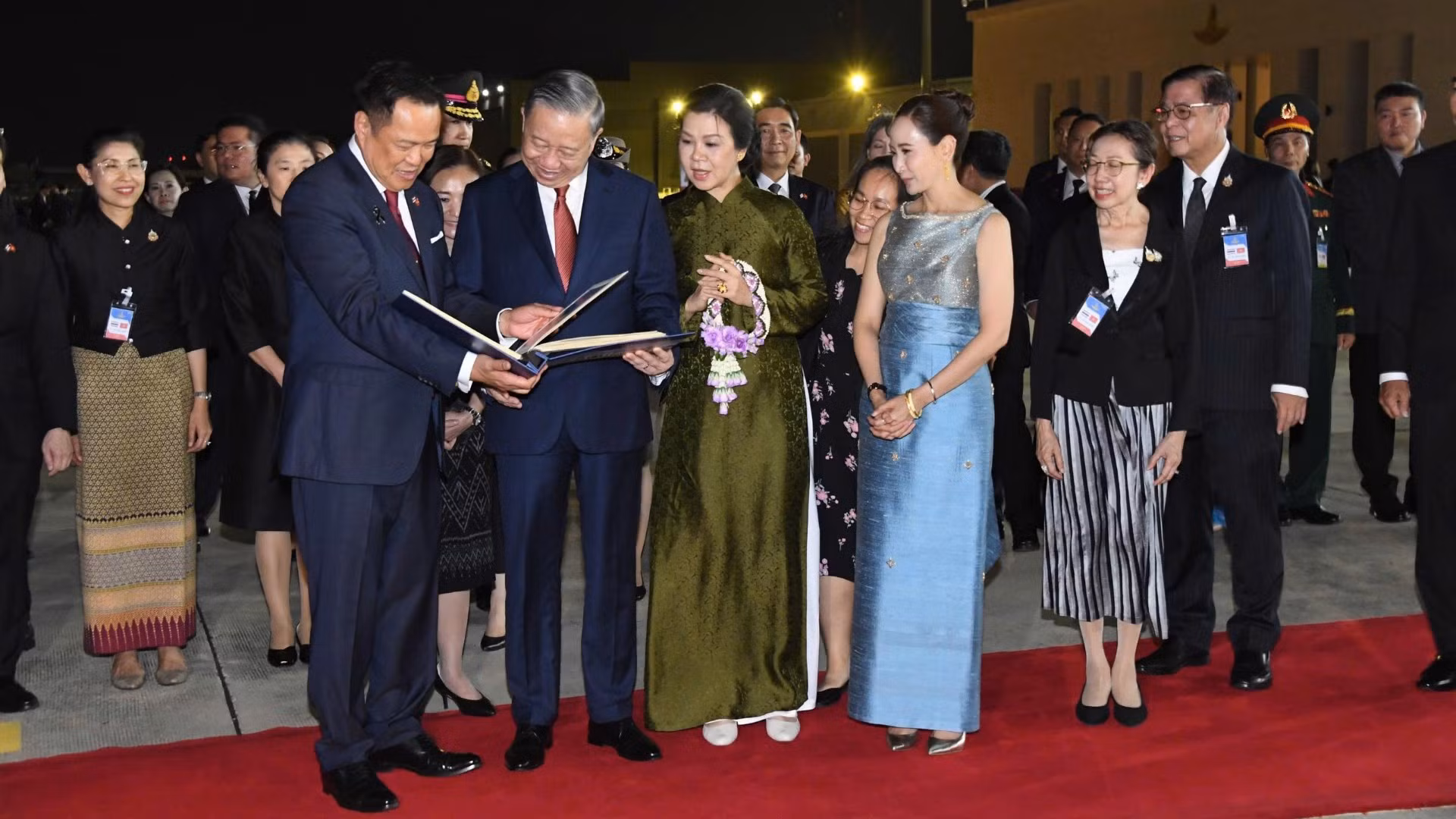 Thủ tướng Thái Lan Anutin Charnvirakul và Phu nhân trân trọng tặng Tổng Bí thư, Chủ tịch nước Tô Lâm và Phu nhân cuốn album ảnh những hoạt động của Tổng Bí thư, Chủ tịch nước và Phu nhân trong chuyến thăm chính thức Thái Lan. Ảnh: MINH THẮNG/Phóng viên Báo Nhân Dân tại Thái Lan.