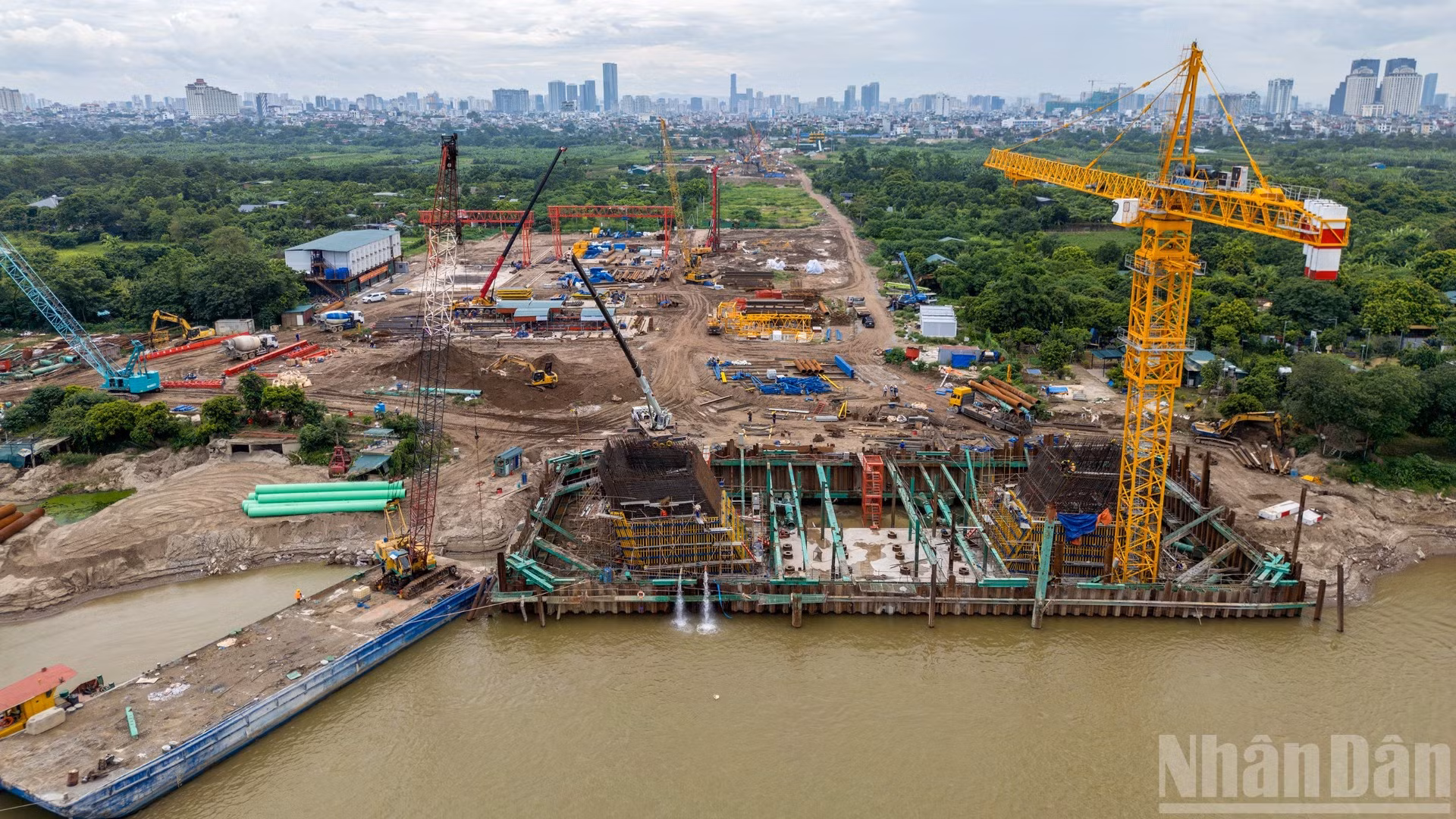 Dự án cầu Tứ Liên được kỳ vọng mở rộng không gian phát triển đô thị, kết nối hai bờ sông Hồng và tạo diện mạo mới cho Thủ đô Hà Nội trong tương lai.