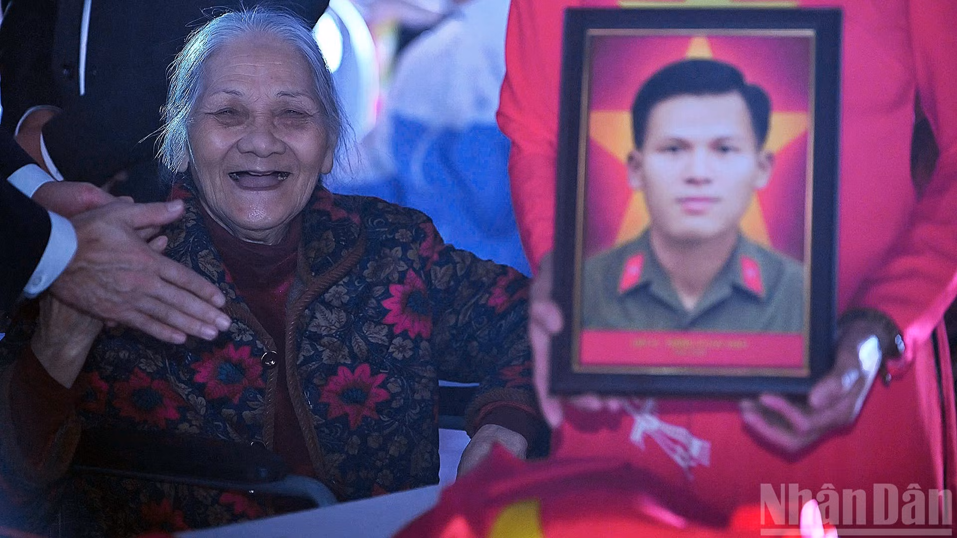 Gia đình liệt sĩ mừng rỡ trong giây phút đoàn tụ tại chương trình.