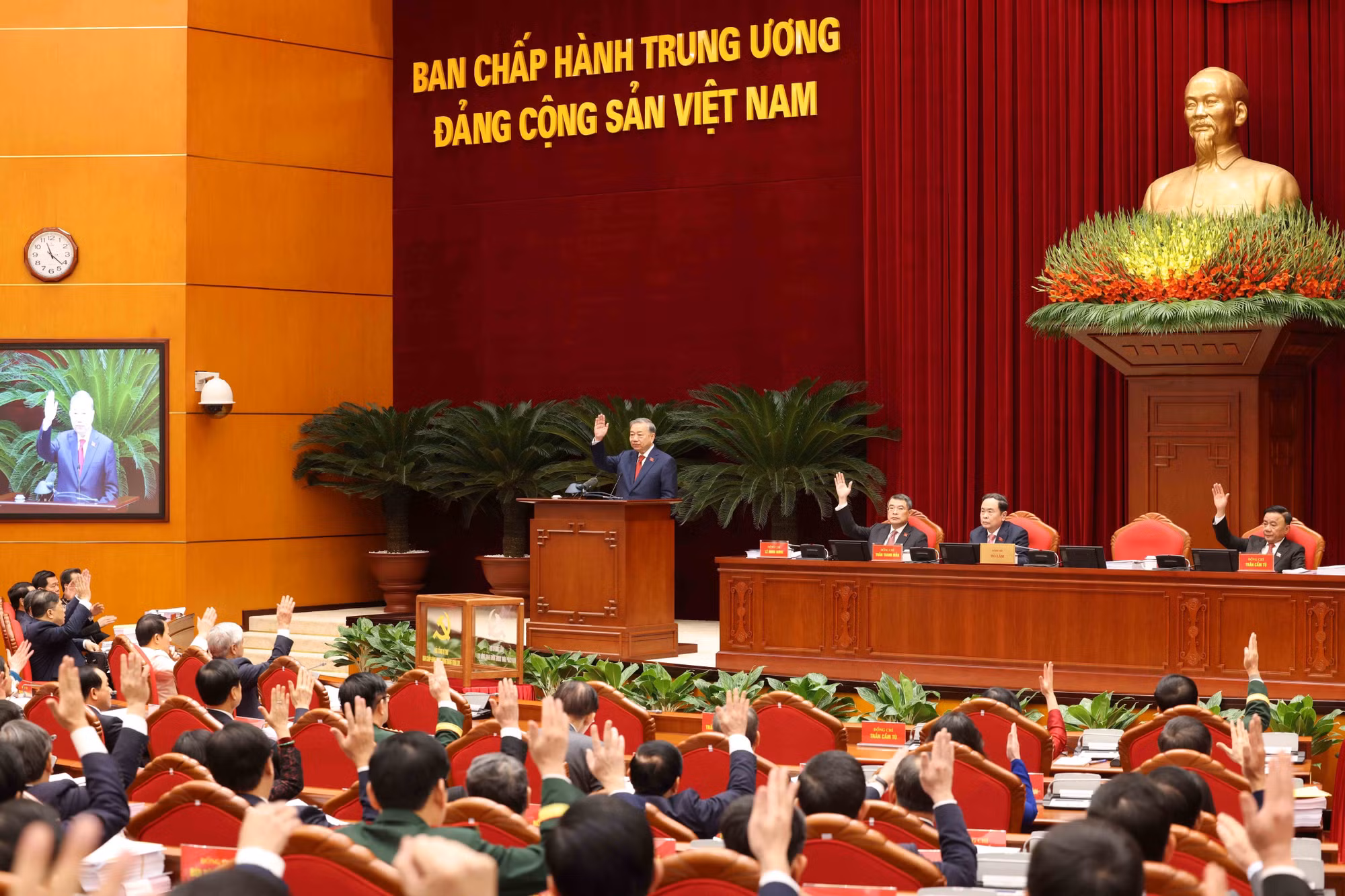 vna-potal-ban-chap-hanh-trung-uong-dang-khoa-xiv-tien-hanh-hoi-nghi-lan-thu-nhat-8547598.jpg