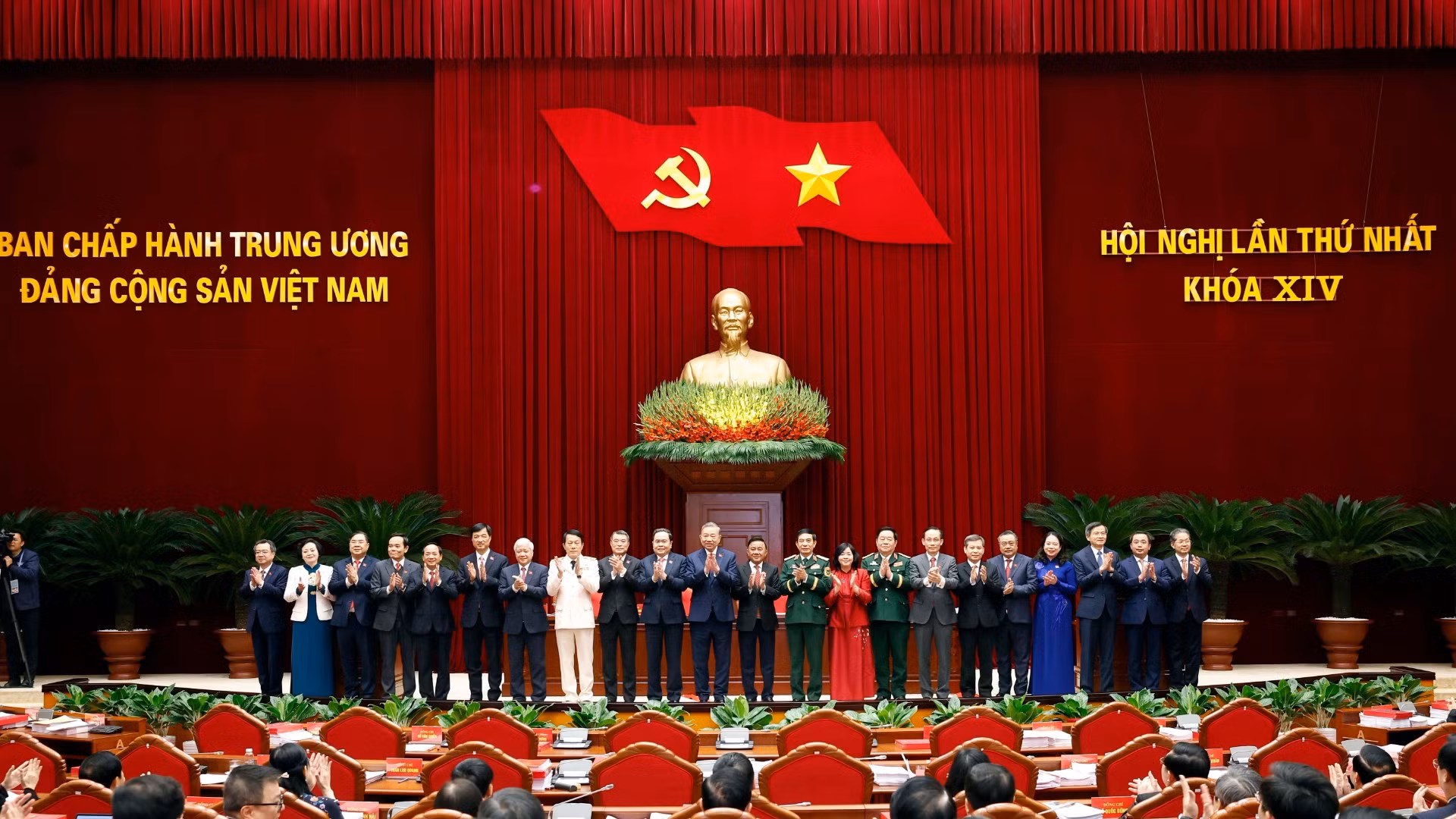 Tổng Bí thư Tô Lâm cùng các đồng chí Ủy viên Bộ Chính trị, Ủy viên Ban Bí thư Ban Chấp hành Trung ương khóa XIV ra mắt tại Hội nghị lần thứ nhất Ban Chấp hành Trung ương Đảng khóa XIV. Ảnh: TTXVN