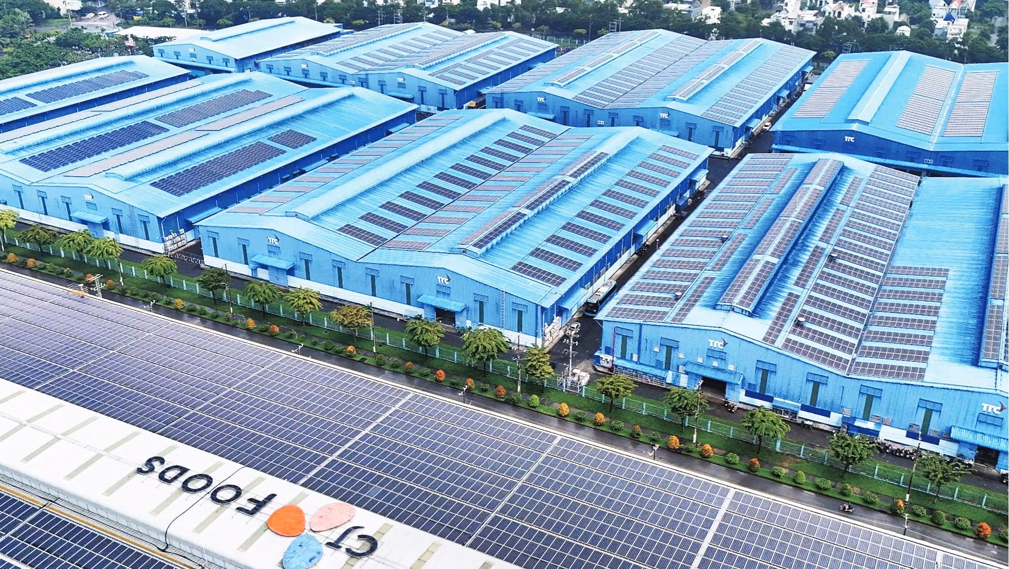 Các mái nhà tại Khu công nghiệp Tân Kim mở rộng tỉnh Tây Ninh, đều được lắp đặt hệ thống điện mặt trời áp mái để góp phần chủ động nguồn cung năng lượng.