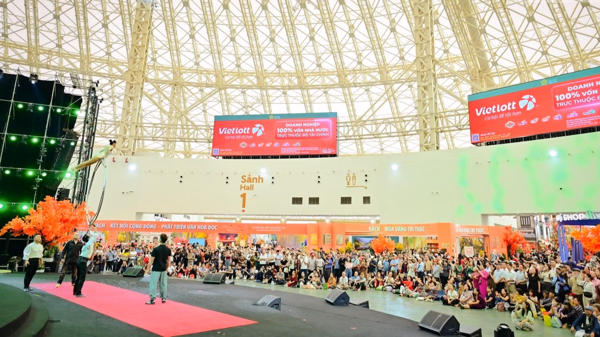 Không chỉ mua sắm, đến với Hội chợ Mùa thu 2025 người dân còn có thể xem nhiều hoạt động văn hóa giải trí như biểu diễn võ thuật, xiếc, ảo thuật, ca múa nhạc… được diễn ra liên tục.