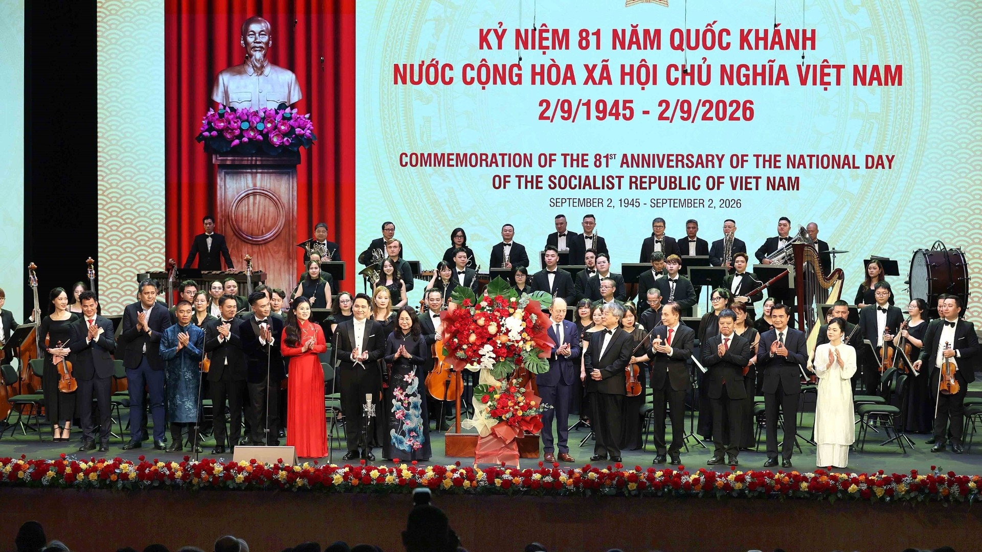 Bộ trưởng Bộ Ngoại giao L&ecirc; Ho&agrave;i Trung v&agrave; Bộ trưởng Bộ Văn h&oacute;a, Thể thao v&agrave; Du lịch L&acirc;m Thị Phương Thanh c&ugrave;ng Đại sứ Uruguay Ra&uacute;l Juan Pollak Giampietro, đại diện Đo&agrave;n Ngoại giao tại Việt Nam tặng hoa ch&uacute;c mừng c&aacute;c nghệ sĩ. Ảnh:TTXVN