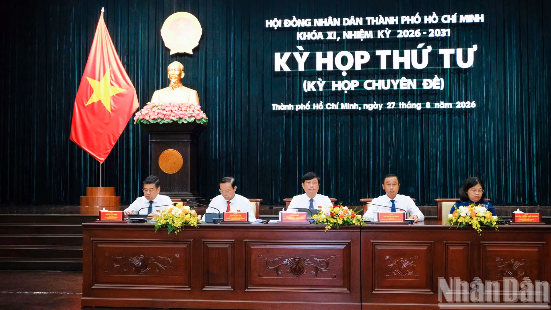 Các đồng chí chủ trì kỳ họp. (Ảnh: THẾ ANH)