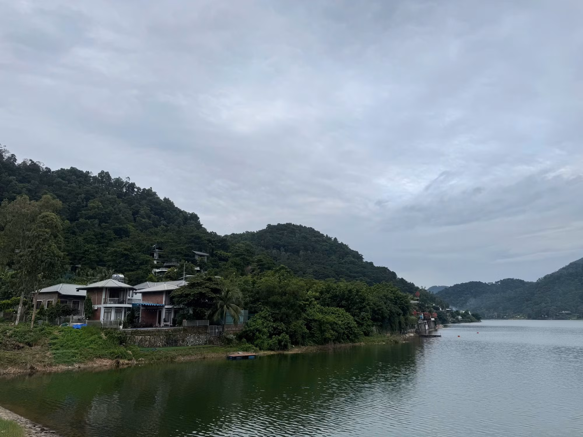 Toàn cảnh công trình trên đất rừng phòng hộ Sóc Sơn trước khi tháo dỡ