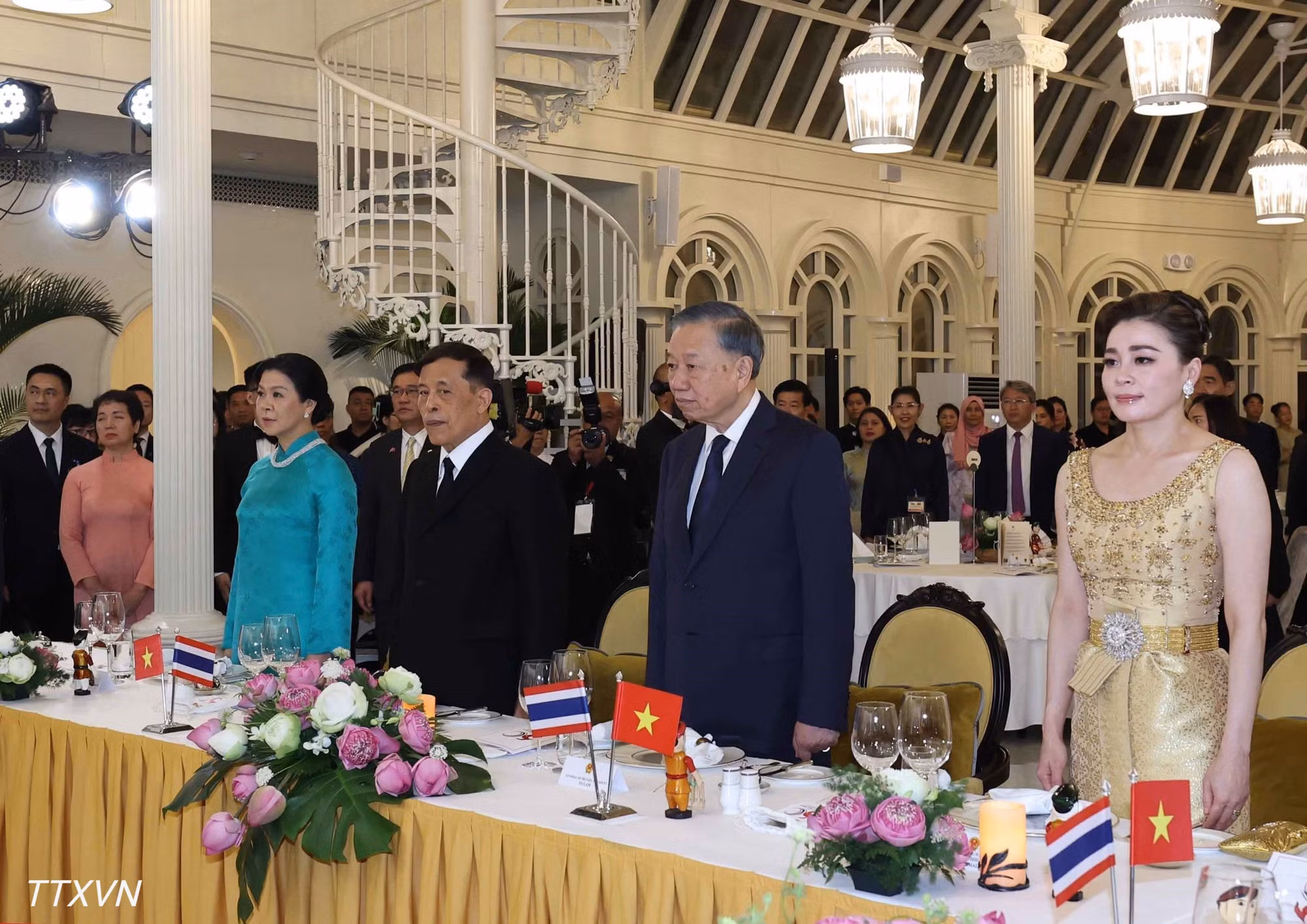 vna-potal-tong-bi-thu-chu-tich-nuoc-va-phu-nhan-chu-tri-tiec-chieu-dai-nha-vua-va-hoang-hau-thai-lan-9770.jpg