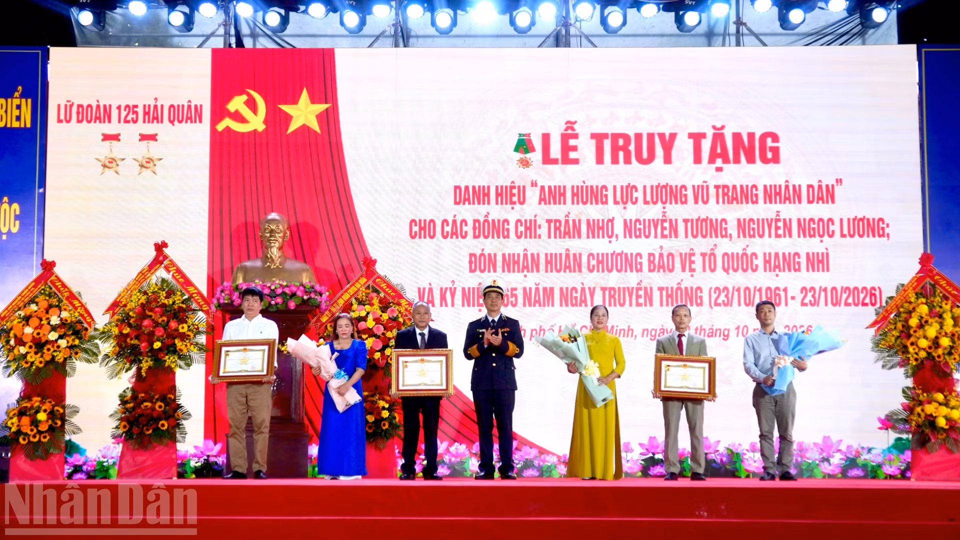 Thủ trưởng Quân chủng Hải quân trao danh hiệu Anh hùng Lực lượng vũ trang nhân dân cho thân nhân ba liệt sĩ thuộc Đoàn tàu không số. (Ảnh: LÊ THÀNH)
