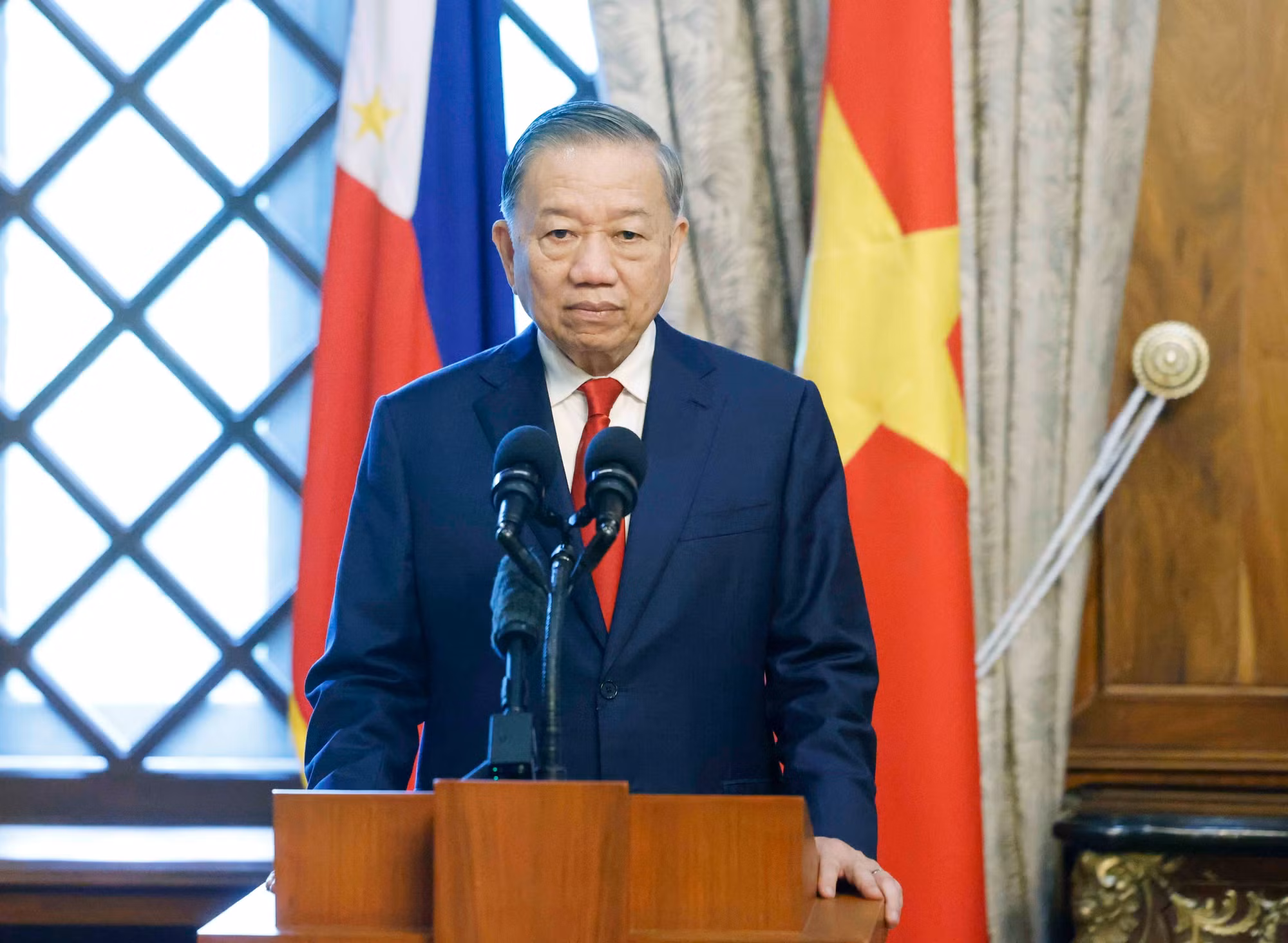 vna-potal-tong-bi-thu-chu-tich-nuoc-to-lam-va-tong-thong-philippines-gap-go-bao-chi-8797777.jpg