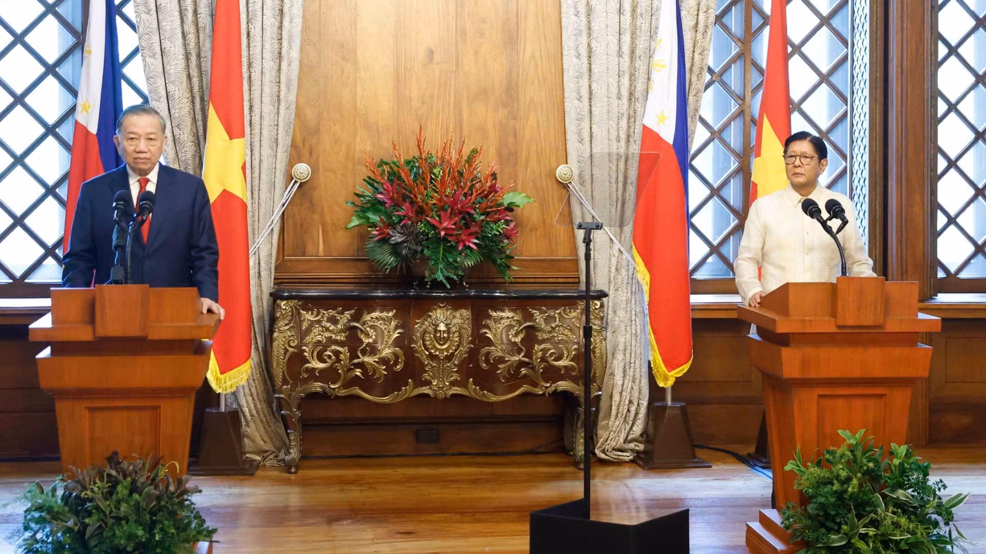 Tổng Bí thư, Chủ tịch nước Tô Lâm và Tổng thống Philippines Ferdinand Romualdez Marcos Jr. tại cuộc gặp gỡ báo chí, thông báo kết quả hội đàm. (Ảnh: Thống Nhất/TTXVN)