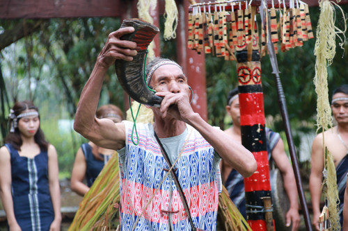 Già làng dân tộc Cơ-ho thổi tù và. (Nguồn: Báo Dân tộc và phát triển) Già làng dân tộc Cơ-ho thổi tù và. (Nguồn: Báo Dân tộc và phát triển)