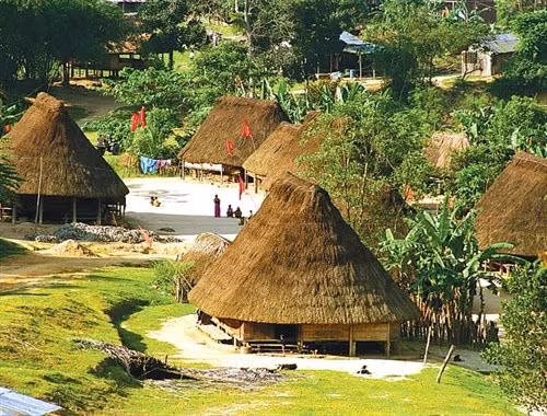 Nhà ở truyền thống của người Gié Triêng. (Ảnh: Báo ảnh Dân tộc và miền núi)