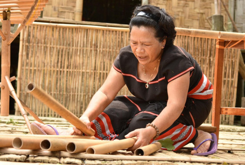 Nghệ nhân Y Sinh thực hiện thao tác làm đàn Klông Pút - nhạc cụ truyền thống của người Xơ-đăng. (Ảnh: Báo Dân tộc và phát triển) Nghệ nhân Y Sinh thực hiện thao tác làm đàn Klông Pút - nhạc cụ truyền thống của người Xơ-đăng. (Ảnh: Báo Dân tộc và phát triển)