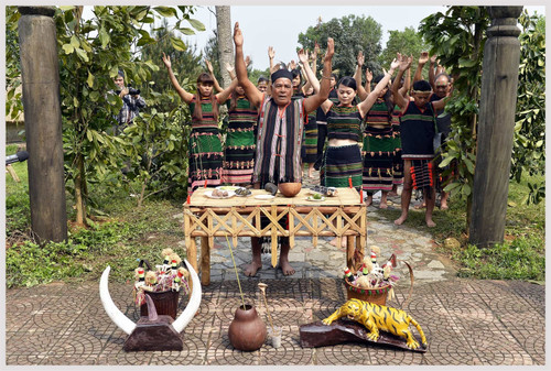 Một nghi thức trong lễ cúng cổng bon. (Ảnh: Báo Dân tộc và phát triển)