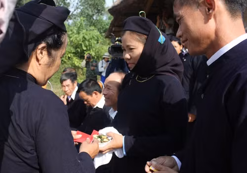 Cô dâu Sán Chay mời trầu họ nhà trai trong ngày cưới. (Ảnh: Làng Văn hóa-Du lịch các dân tộc Việt Nam)