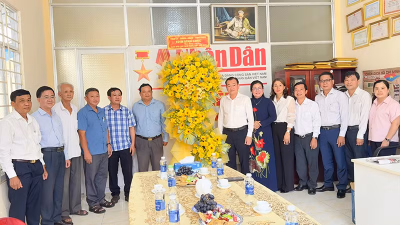 Lãnh đạo tỉnh Vĩnh Long chúc mừng Văn phòng thường trú Báo Nhân dân tại Vĩnh Long. 