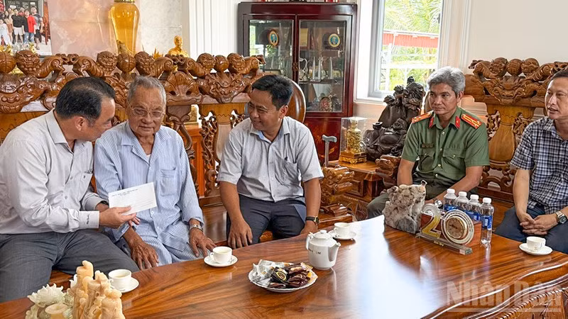 ndo_br_anh-2-tham-gia-diinh-ong-nguyen-ky-uc.jpg