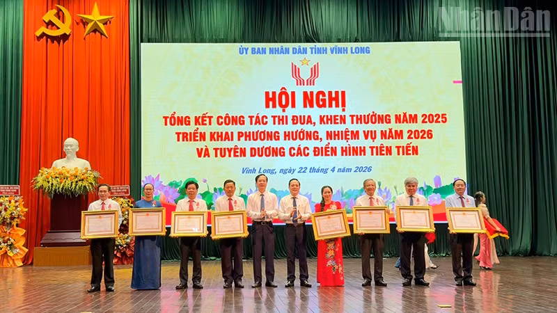 Tuyên dương các điển hình tiên tiến. 
