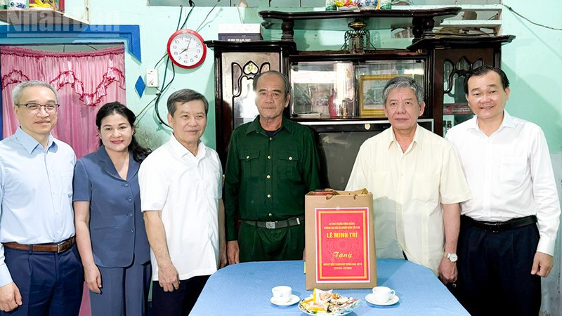 Đồng chí Lê Minh Trí đến thăm và tặng quà cho gia đình chính sách Phạm Phú Quới, ngụ phường Tân Ngãi, tỉnh Vĩnh Long. ndo_tl_anh-2-tham-gia-dinh-cong-pham-phu-quoi.jpg