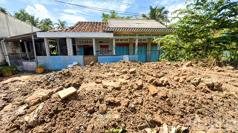 Đống đất trước nhà dân ở khóm Sơn Đông, phường Thanh Đức, tỉnh Vĩnh Long. 
