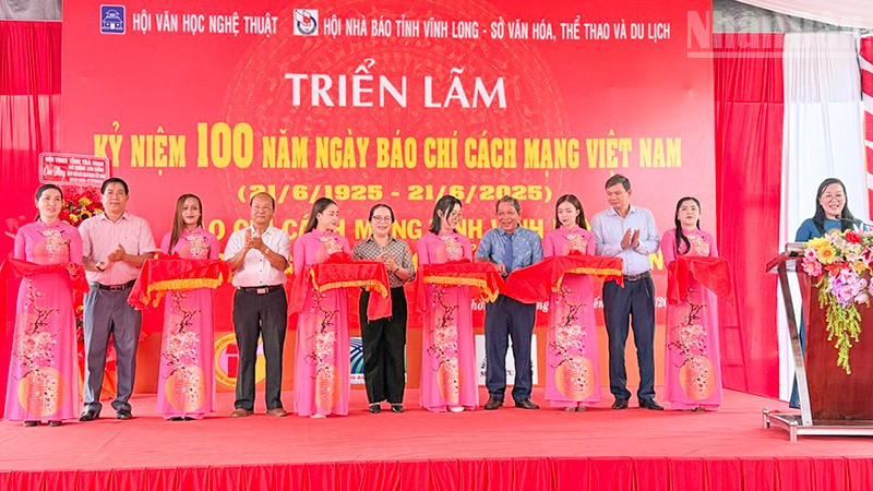 Lễ cắt băng khai mạc triển lãm. ndo_tr_anh-2-le-cat-bang-khai-mac.jpg