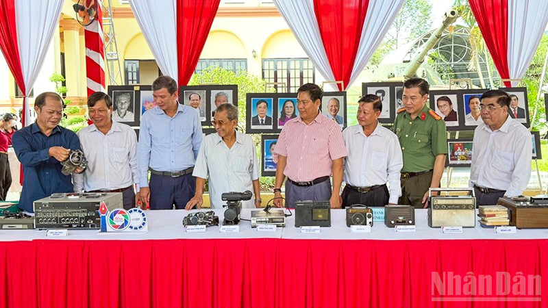 Đại biểu tham quan gian trưng bày dụng cụ tác nghiệp phát thành và truyền hình ngày xưa. 