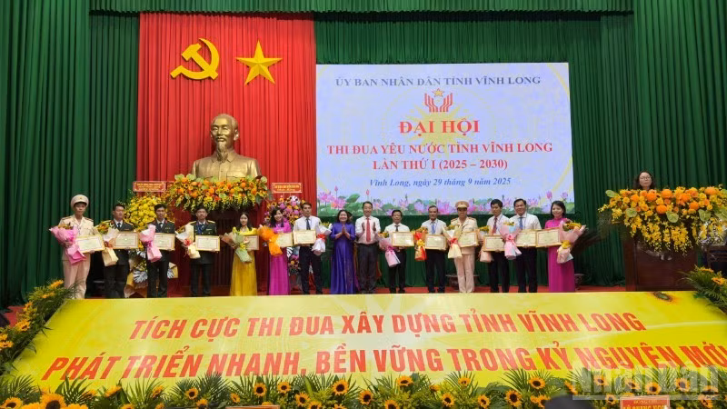 Lãnh đạo tỉnh tuyên dương những tập thể và cá nhân có thành tích xuất sắc trong phong trào thi đua yêu nước tỉnh Vĩnh Long giai đoạn 2020-2025. 
